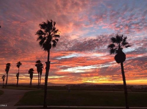 4760 San Sebastian Dr, Oxnard CA 93035-3640 exterior