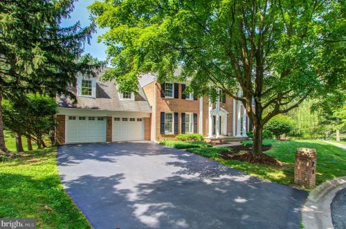 9401 Fox Hollow Dr, Rockville MD  20854-2082 exterior