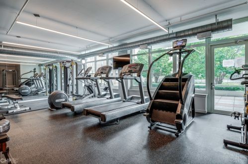 909 Washington Blvd, Chicago IL 60607-2204 exterior