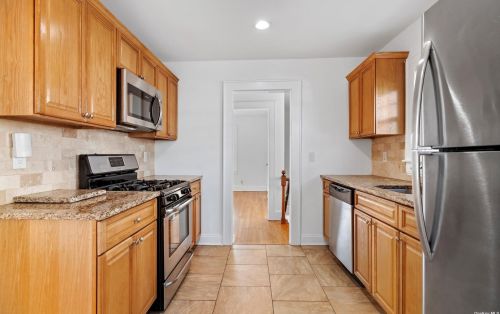 19 High St, Valley Stream NY 11581-1417 exterior