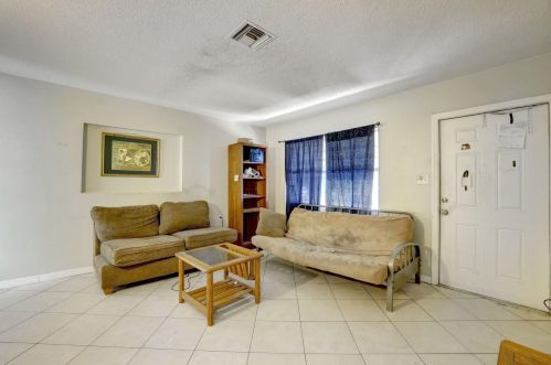 1405 Boston Ave, Fort Pierce FL 34950-3995 exterior