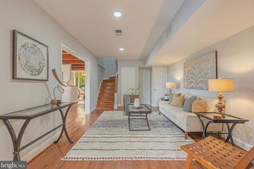 5837 Biscayne Dr, Alexandria VA  22303-1925 exterior