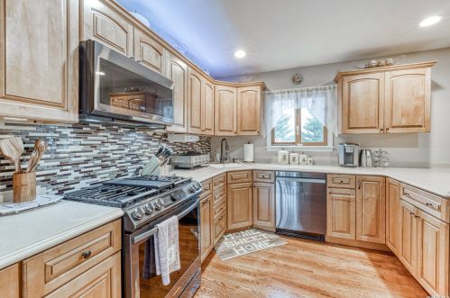 8 Linda Ln, Babylon NY exterior