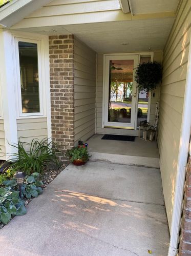 740 Woodridge Dr, Chaska MN  55318-1250 exterior