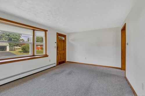 33 Ellis Rd, Enfield CT 06082-4426 exterior