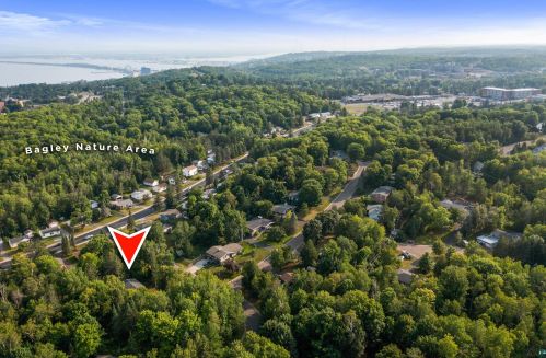 1802 Valhalla Dr, Duluth MN 55811-2226 exterior