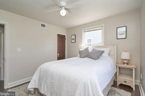 1000 Crawford Dr, Rockville MD  20851-1605 exterior