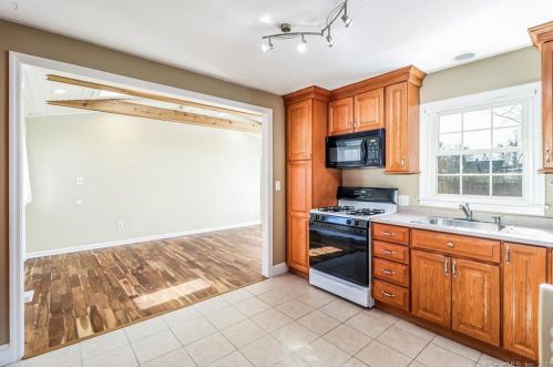 12 Monroe St, North Haven CT 06473-1813 exterior