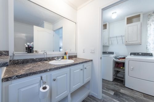 52 Longmeadow Dr, Concord NH 03301-3413 exterior