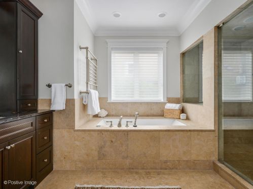 3720 Greenview Ave, Chicago IL 60613-3610 exterior