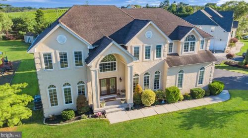 1 Hunters Creek Cir, Harrison Township, NJ 08062-2635