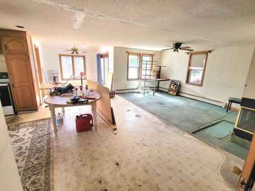 610 Main St, Manchester CT  06040-5104 exterior