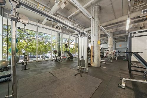 860 Blackhawk St, Chicago IL  60642-2510 exterior