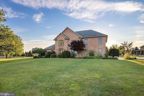 381 Thornhill Dr, Hanover PA  17331-7976 exterior