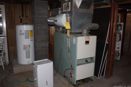 27 Ridgefield Rd, Enfield CT 06082-4744 exterior