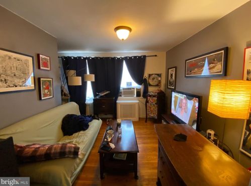 742 Carpenter St, Philadelphia PA 19146-2511 exterior