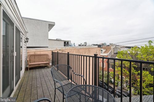 128 Bainbridge St, Philadelphia PA  19147-2402 exterior