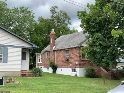 72 Pine St, Bridgewater NJ 08807-2719 exterior