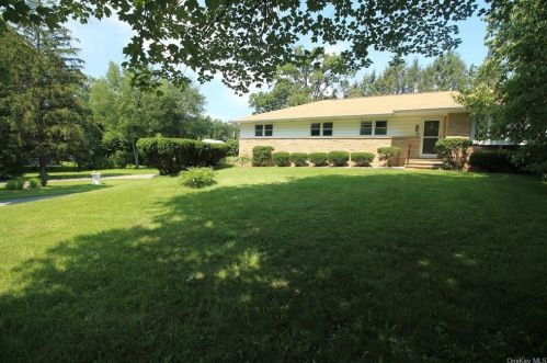 31 Lorraine Blvd, Poughkeepsie, NY 12603-5711