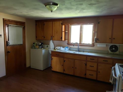 51 Gladiola St, New Britain CT 06053-3002 exterior