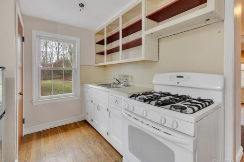 27 Essex St, Manchester CT 06040-4003 exterior