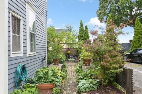 22 Halsey St, Providence RI  02906-1467 exterior