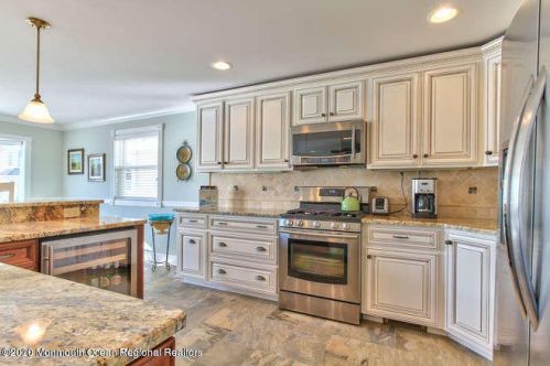 7 Dover Ave, Lavallette NJ  08735-2704 exterior