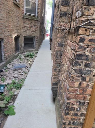 735 Ridgeway Ave, Chicago IL 60618-1010 exterior