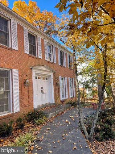 8516 Hunter Creek Trl, Rockville, MD 20854-2561