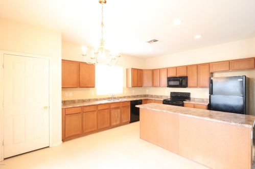 2815 74 Dr, Phoenix AZ 85033-2556 exterior