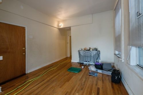 2102 Roscoe St, Chicago IL 60618-5819 exterior