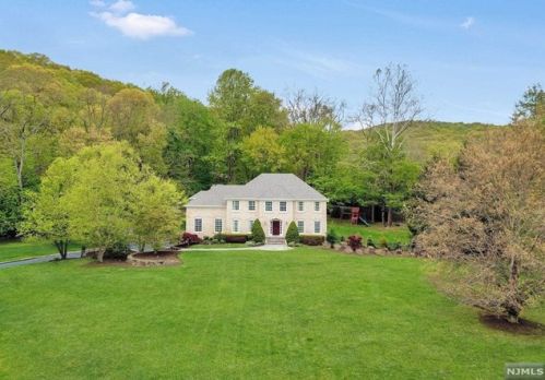 51 Bridle Path Ln, Mahwah, NJ 07430-2716