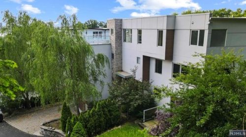 24 Casta Ln, Edgewater NJ 07020-1504 exterior