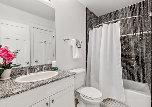 4142 Rockwell St, Chicago IL 60647-5218 exterior