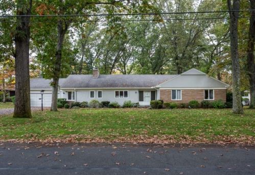 112 Pinewood Dr, Springfield, MA 01106-1640