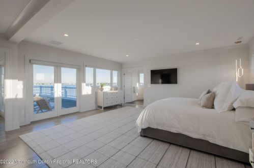 670 Little Silver Point Rd, Little Silver NJ  07739-1737 exterior