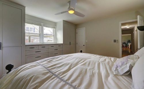 6 Bedford Ave, Milford CT 06460-6511 exterior