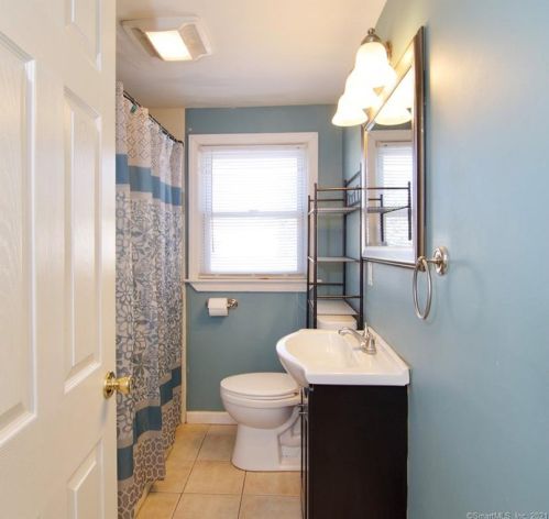 3 Colony Rd, Enfield CT 06082-2438 exterior