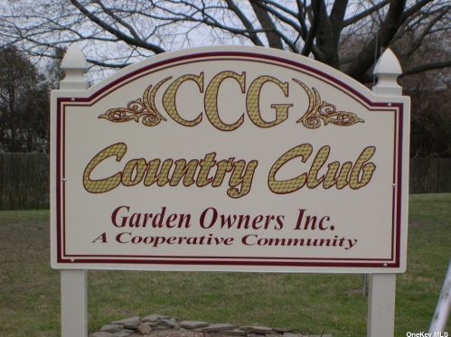 93 Farber Dr, Babylon NY  11704-5126 exterior