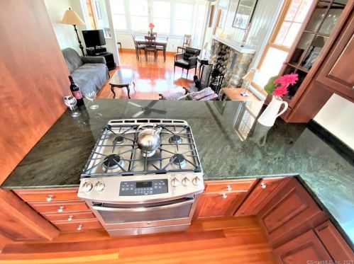 30 Saunders Dr, Niantic, CT 06357-2709