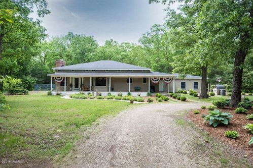 2752 Old Allegan Rd, Fennville, MI 49408-9409