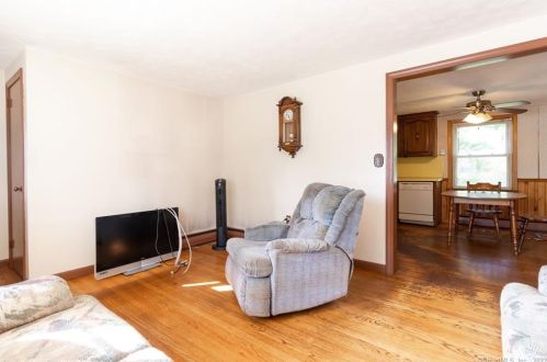 9 Beech Rd, Enfield CT exterior