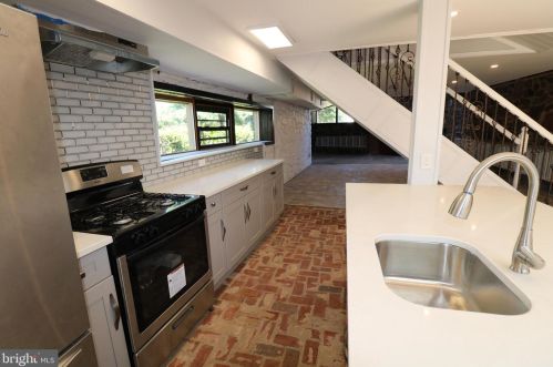 635 Parkway Ave, Trenton NJ  08618-2723 exterior