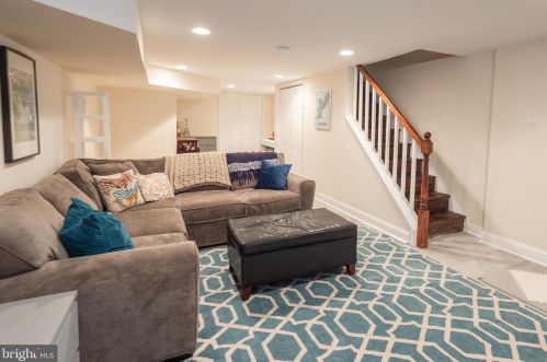 2342 Carpenter St, Philadelphia PA 19146-2418 exterior