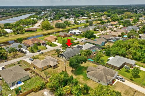 2661 Monterrey Ln, Fort Pierce FL 34953-2085 exterior