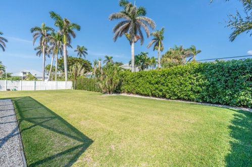 2870 Leeward Ln, Naples FL 34103-4038 exterior