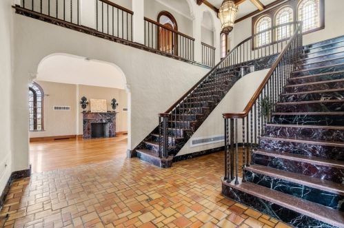 4 Kensington Rd, Worcester MA 01602-1814 exterior