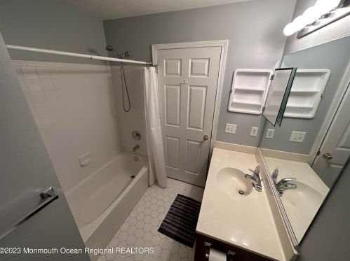 17 Ironwood Ct, Middletown NJ  07748-1909 exterior