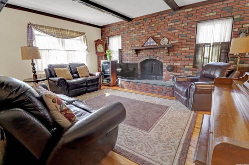 8 Birchwood Dr, Valley Stream, NY 11580-1908