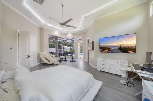 4055 1 Ave, Naples FL 34102-5905 exterior